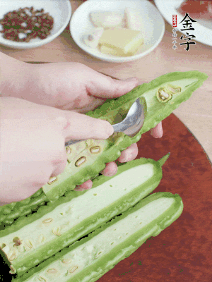 苦瓜去籽切薄片，一點鹽拌勻，10分鐘后沖洗控干。香蔥切蔥花、姜切末、蒜拍碎、干辣椒切圈。