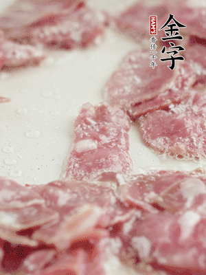 炒鍋熱油，下培根火腿煸炒。