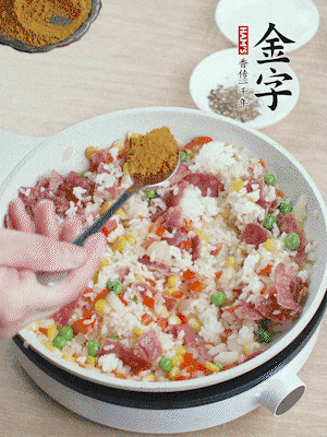 1勺咖喱粉、1/2勺鹽，少許黑胡椒碎炒均。