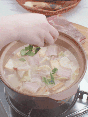 一小撮鹽、糖、雞精調(diào)味，最后撒點(diǎn)蒜葉點(diǎn)綴。