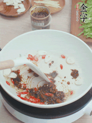 熱鍋涼油，姜蒜、辣椒、金字火腿xo醬炒香。