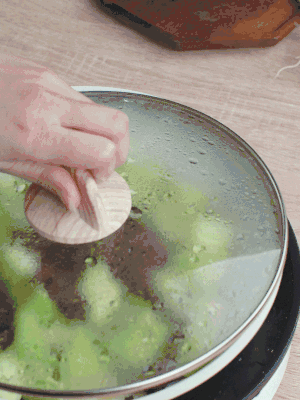 西葫蘆略出水時，加一小撮鹽調(diào)味。