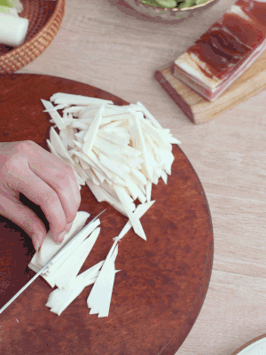 茭白切細(xì)絲，鹽水中浸泡防止氧化。
