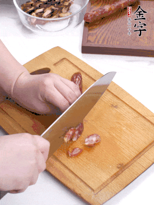 干香菇泡發(fā)切片，金字香腸切片，春筍切大粒。