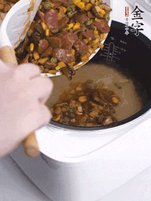 鋪在洗好的大米上，加清水，與食材持平。