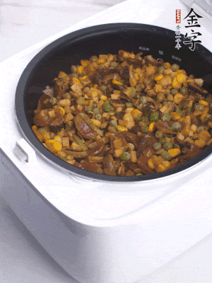 電飯煲按煮飯鍵，出鍋撒蔥花。