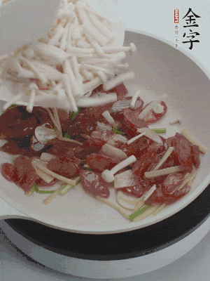 放白玉菇、青紅辣椒、雞蛋。