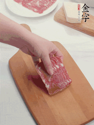 金字培根火腿改刀切小片；白洋蔥切??；新鮮豌豆剝殼。