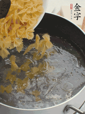 蝴蝶面加橄欖油煮熟；豌豆焯水30秒。