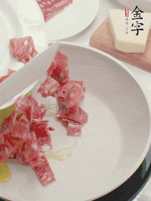 橄欖油煸香金字培根火腿。依次下豌豆、蝴蝶面、洋蔥。