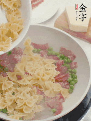 1小勺鹽調(diào)味，混合一起燉煮一下。