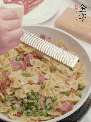 收汁后加入帕爾瑪芝士、歐芹碎和檸檬汁。