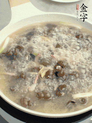 放辣椒，加一點(diǎn)鹽、糖，大火翻炒。