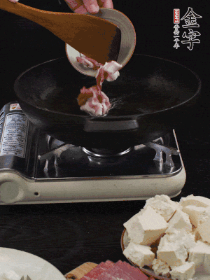 冷油潤(rùn)鍋，下五花肉煸香。
