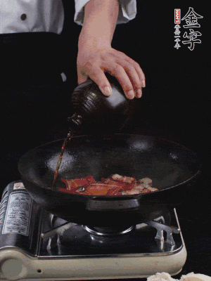 再下火腿片，淋少許黃酒添香。