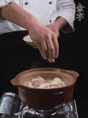 下蝦仁干，煮5分鐘。撒蒜葉，煮1分鐘。