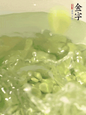 新鮮蠶豆熱水焯水30秒，然后浸入涼水。