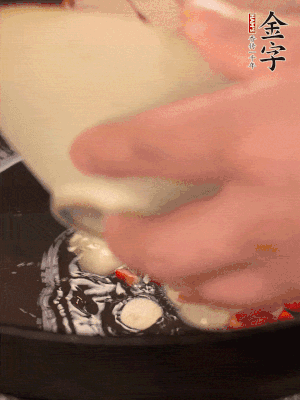 豬油潤鍋，下辣椒、大蒜、火腿片煸香。