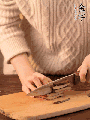 金字淡咸肉、香干分別切丁。