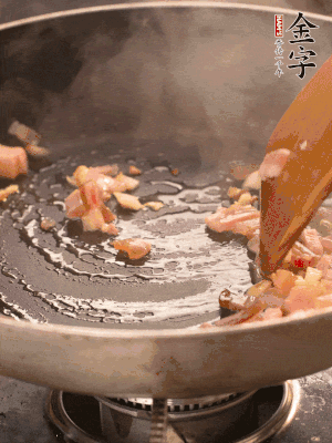 熱油爆香大蒜粒，煸香咸肉丁，淋一勺黃酒調(diào)味。