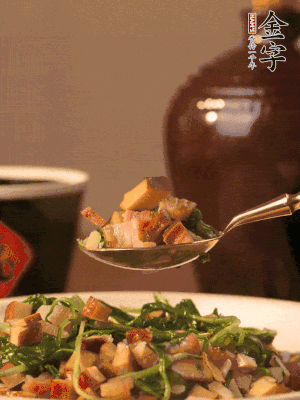 出鍋前嘗味，味淡加點(diǎn)鹽。