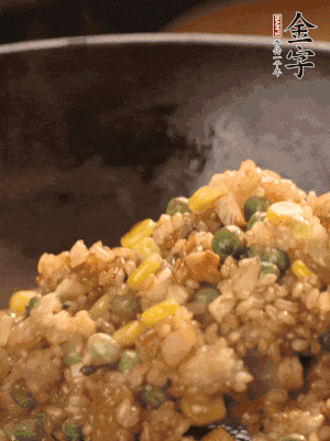 再下糯米，1勺蠔油、2勺生抽調(diào)味翻炒均勻。