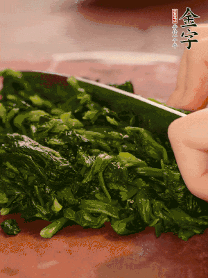 洗凈的菠菜加鹽焯水，撈出晾涼后攥干切碎。胡蘿卜切細絲。金字烤腸切園片。