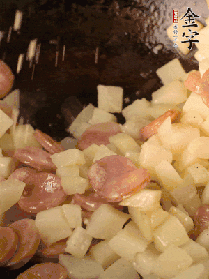 再放烤腸片煎熟。撒點鹽、孜然粉、辣椒面。