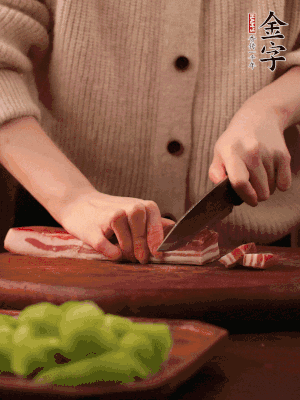 金字淡咸肉切片，冷水入鍋，加姜片、料酒略焯水。同步，五花肉切塊焯水。