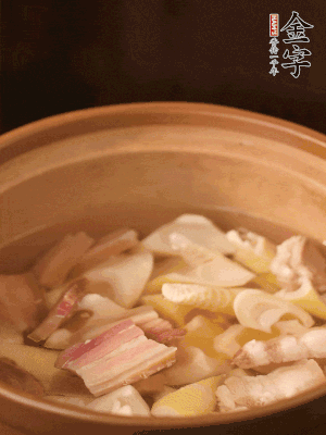 春筍、咸肉、咸肉一起入砂鍋，加姜片、料酒、清水大火煮沸到湯色變白。轉(zhuǎn)小火慢篤半小時。