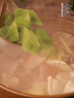 再加入焯水過的百葉結(jié)、萵筍塊燉15-20分鐘。