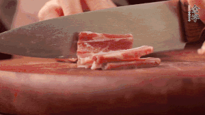 200g金字淡咸肉、100g冬筍、100g香干分別切細丁。