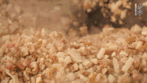 鍋中熱油，依次下食材翻炒，加2勺料酒、少許胡椒粉調(diào)味，撒蔥花攪拌均勻。