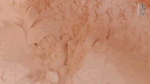 糯米粉中加入溫水，反復揉成團。