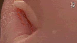 取一小團面，用掌心搓成小球狀，從小球中心捏窩，放入餡料，封口后，留出小尾巴。