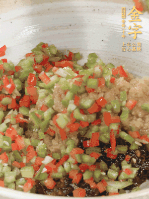 XO醬、蒜蓉醬、青紅椒粒攪拌成醬料。