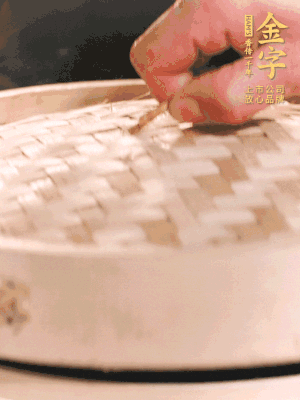 醬鴨半只加姜片、蔥、黃酒上鍋蒸20分鐘。