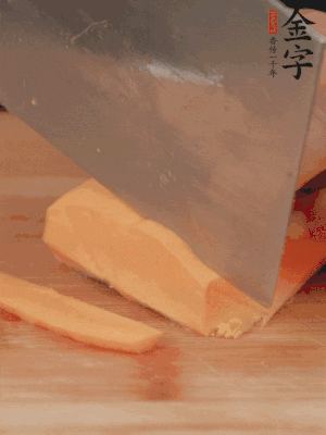 南瓜改刀切片，把蒸好的火腿鋪到南瓜上。