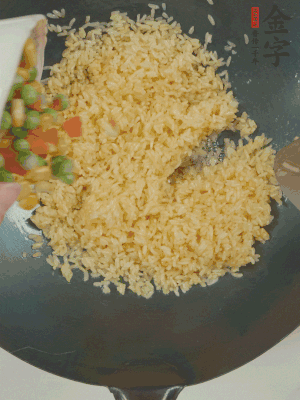 下豌豆粒、胡蘿卜粒、玉米粒。（買現(xiàn)成冷凍的雜菜即可，非常方便）