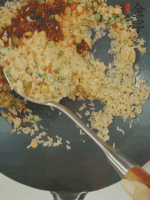 翻炒熟后，加金字火腿XO醬。