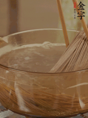 水開后下蕎麥面，煮2分鐘后過涼水備用。