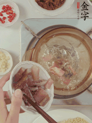 魷魚熱水下鍋，焯水備用。