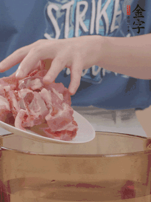 排骨剁小塊，加姜片、料酒沸水下鍋焯水。