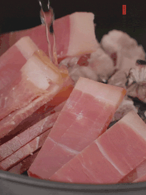 排骨、黃鱔段、金字火腿片放入砂鍋中，加沒(méi)過(guò)食材的水。