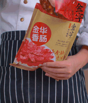 香腸切成斜片，小米辣切成斜片。