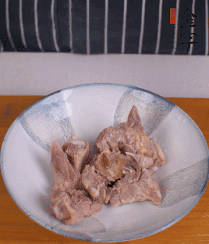 排骨加1勺黃酒、1勺蠔油、1勺玉米淀粉、1/4勺胡椒粉腌制半小時。