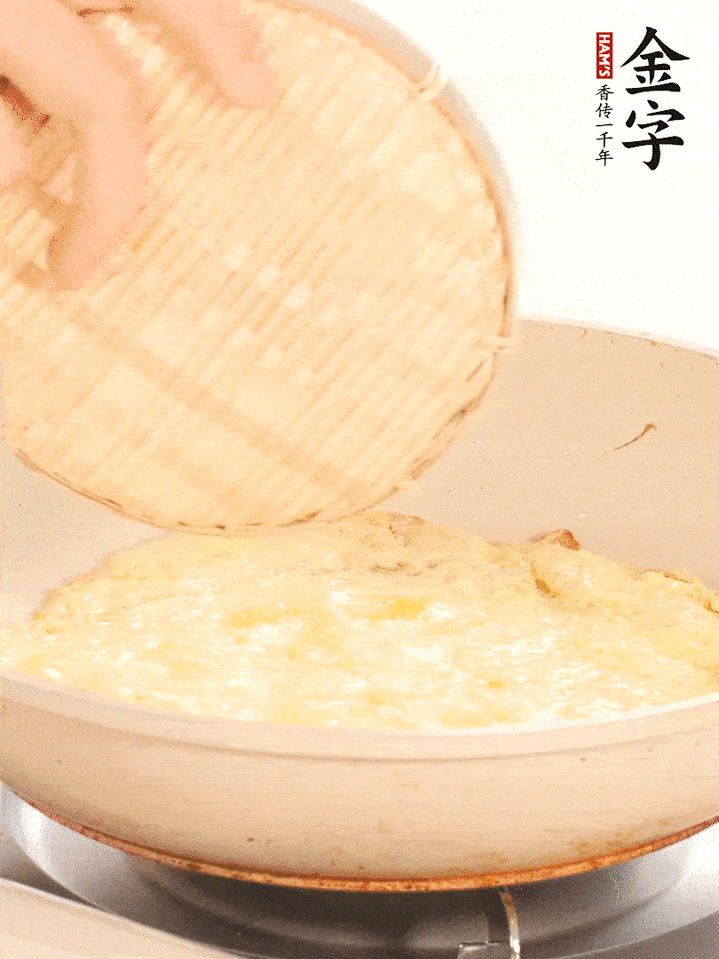 鍋內(nèi)放入少許油，油溫4成熱倒入一個(gè)雞蛋煎熟