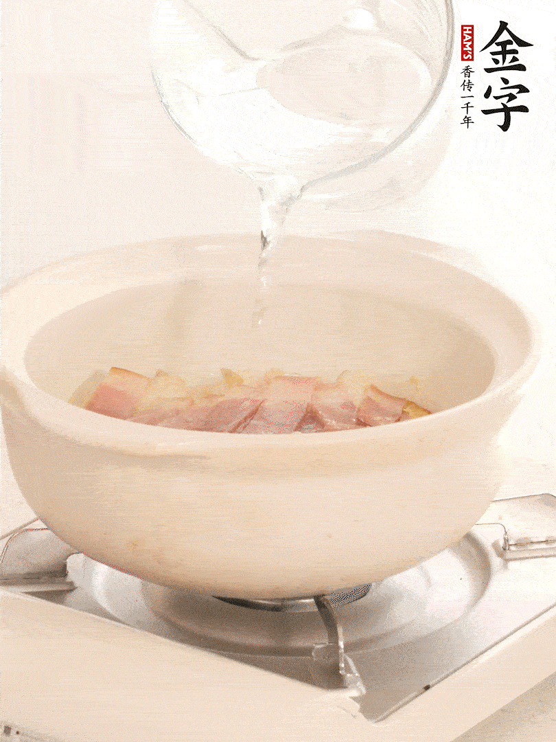 放入火腿片，加開水，再加入豆腐