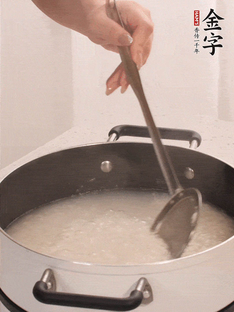 香菇、土豆、胡蘿卜、金字土香腸切小塊。