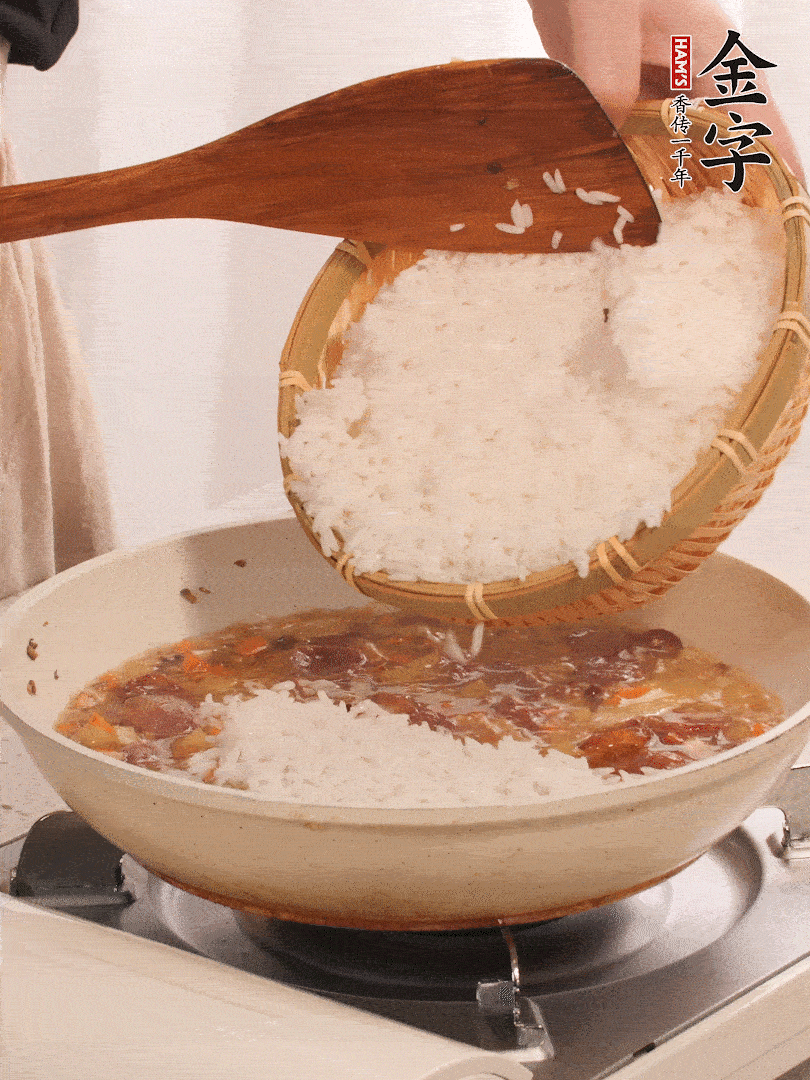 熱鍋燒油，香腸煸出油，加姜片去腥，加土豆、胡蘿卜、香菇翻炒到半熟，隨后加豆角、2小勺鹽、1大勺生抽，煸炒均勻。